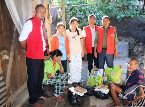 District Administration Kiphire on October 13 distributing essential supplies to families affected by the recent conflict between the Tikhir and Yimkhiung communities. (DIPR Photo)
